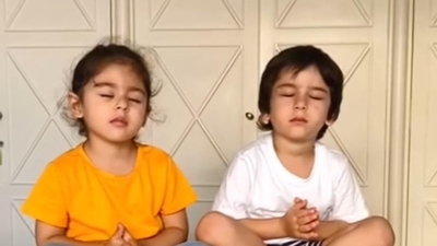 Inaaya and Taimur look adorable together as they seem to sit down and pray with all their heart. 