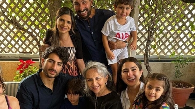 Soha Ali Khan, Ibrahim Ali Khan, Sharmila Tagore, Sara Ali Khan and Saif Ali Khan are all smiles in this picture. 