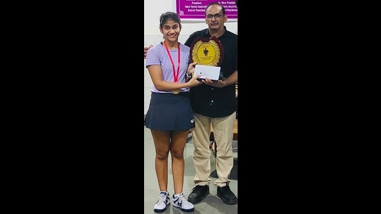 Nalin Somani, general secretary, Table Tennis Association, Panchkula, honouring paddler Manal. (HT Photo)