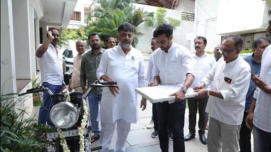 The bike was refurbished at a cost of <span class='webrupee'>₹</span>2 lakh by Supreet Naik, a follower of deputy CM DK Shivakumar. (HT Photo)