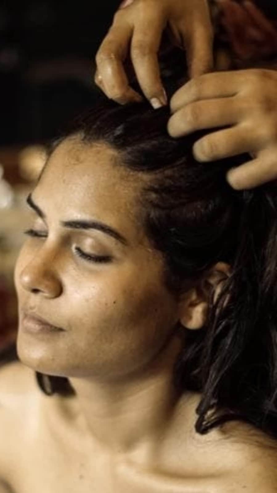 applying-hair-oil_20ed7a1a-51be-11e7-869c-505e32be9126