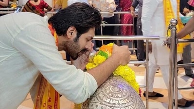 In 2022, actor Kartik Aaryan, continuing a tradition that he has been following for some years now, visited the Siddhivinayak temple around the release of his film, Bhool Bhulaiyaa 2. The actor is often seen visiting the famous Mumbai temple for his birthday or ahead of a movie release. 