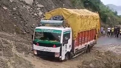 The Chandigarh-Manali highway was blocked for over four hours on Monday due to debris that fell on the road near Nine Mile, between Mandi and Pandoh. (Birbal Sharma/ HT)