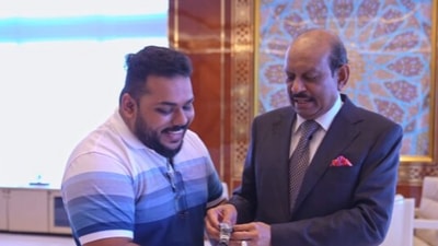 MA Yusuf Ali gifting the fan a watch. MA Yusuf Ali gifting the fan a watch.