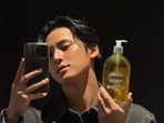 SEVENTEEN's Mingyu promoting L'Occitane's shower oil on his Instagram a week before the luxury skincare brand's employee was suspended for leaking his private photos from a commercial shoot for a brand campaign. SEVENTEEN's Mingyu promoting L'Occitane's shower oil on his Instagram a week before the luxury skincare brand's employee was suspended for leaking his private photos from a commercial shoot for a brand campaign.