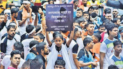 A Govinda member in a recent Janmashtami celebration holds a placard asking for death penalty for the accused who sexually assaulted the two children in a Badlapur school. (Praful Gangurde /HT Photo)
