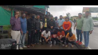 Acting on the tipoff, a team from Bharati Vidyapeeth police station tracked the assailants, detaining them from near Mangaon in Raigad district (HT PHOTO) Acting on the tipoff, a team from Bharati Vidyapeeth police station tracked the assailants, detaining them from near Mangaon in Raigad district (HT PHOTO)