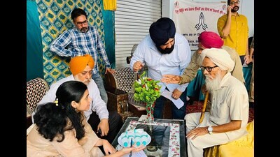 Deputy commissioner Sakshi Sawhney and other officials interacting with villagers during a ‘Sarkar Tuhade Dwar’ camp in Ludhiana. (Photo Hindustan Times) Deputy commissioner Sakshi Sawhney and other officials interacting with villagers during a ‘Sarkar Tuhade Dwar’ camp in Ludhiana. (Photo Hindustan Times)