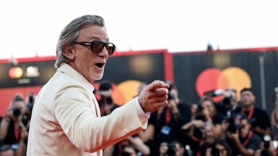 Daniel Craig poses on the red carpet during arrivals for the screening of the movie "Queer", in competition, at the 81st Venice Film Festival, Venice, Italy, September 3, 2024. REUTERS/Louisa Gouliamaki     TPX IMAGES OF THE DAY (REUTERS)