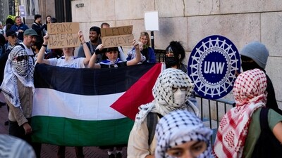 Freshman Columbia and Barnard students Lila and Shoshana, who are Jewish, hold up signs as they counter-protest pro-Palestinian supporters outside Columbia University on the first day of the new semester in New York City, U.S., September 03, 2024. REUTERS/Adam Gray (REUTERS)