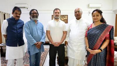 Jharkhand chief minister Hemant Soren and his MLA wife Kalpana Soren meeting with Congress leaders Mallikarjun Kharge, Rahul Gandhi and KC Venugopal in Delhi on Tuesday.