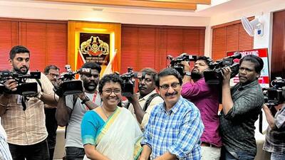 Kerala’s ex-chief secretary Dr V Venu with his wife and new chief secretary Sarada Muraleedharan. (HT Photo)