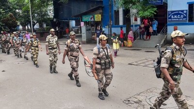 Kolkata: CISF personnel arrive at the RG Kar Medical College and Hospital amid the ongoing investigation in the alleged rape and murder of a trainee woman doctor inside the hospital, in Kolkata, Thursday, Aug. 22, 2024. (PTI Photo) (PTI) Kolkata: CISF personnel arrive at the RG Kar Medical College and Hospital amid the ongoing investigation in the alleged rape and murder of a trainee woman doctor inside the hospital, in Kolkata, Thursday, Aug. 22, 2024. (PTI Photo) (PTI)