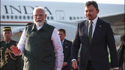 Prime Minister Narendra Modi being welcomed by Brunei's Crown Prince Al-Muhtadee Billah (right) upon arrival in Bandar Seri Begawan on Tuesday. (AFP Photo) Prime Minister Narendra Modi being welcomed by Brunei's Crown Prince Al-Muhtadee Billah (right) upon arrival in Bandar Seri Begawan on Tuesday. (AFP Photo)
