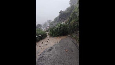 Road closed after heavy rains at Chakkar in Shimla on Tuesday. (HT Photo) Road closed after heavy rains at Chakkar in Shimla on Tuesday. (HT Photo)