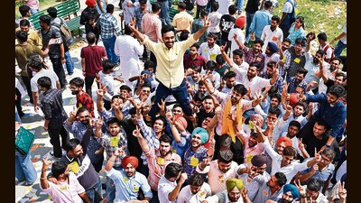 Students leaders take out rallies, making last-ditch efforts to woo voters on Tuesday. (SANJEEV SHARMA/HT) Students leaders take out rallies, making last-ditch efforts to woo voters on Tuesday. (SANJEEV SHARMA/HT)