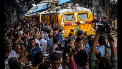 The Pune railway division has filed 146,946 cases and collected  ₹9.75 crore for ticketless travel and unbooked luggage from April to August this year. (HT PHOTO)