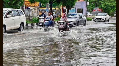 Waterlogging at Haibowal chowk after rain in Ludhiana on Tuesday, September 03, 2024. (Manish/Hindustan Times) Waterlogging at Haibowal chowk after rain in Ludhiana on Tuesday, September 03, 2024. (Manish/Hindustan Times)