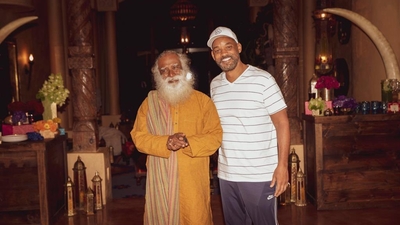 Sadhguru pictured with Will Smith (Photo: X/SadhguruJV)