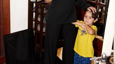 Jeh tagged along with Kareena during the photoshoot inside their residence.&nbsp; 