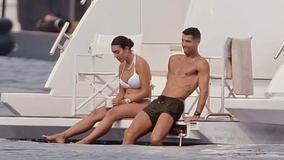 More pictures covered the two enjoying a cup of beverage together and chatting away. If these pictures aren't vacay goals, we wonder what is. (Spread Pictures/Mega) More pictures covered the two enjoying a cup of beverage together and chatting away. If these pictures aren't vacay goals, we wonder what is. (Spread Pictures/Mega)