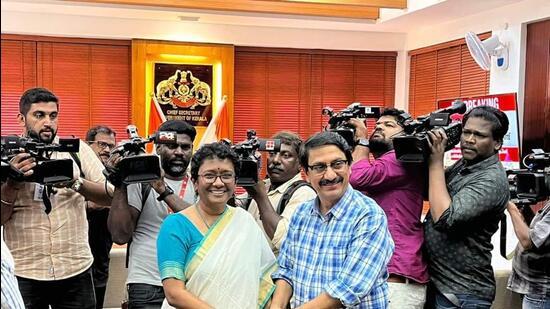 Kerala’s ex-chief secretary Dr V Venu with his wife and new chief secretary Sarada Muraleedharan. (HT Photo)
