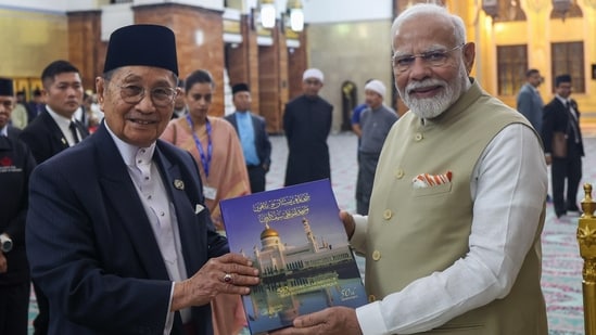 Prime Minister Narendra Modi visited the iconic Omar Ali Saifuddien Mosque in Brunei. (@narendramodi/X)