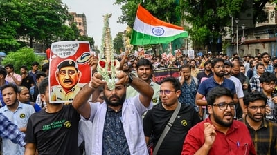 A junior doctor along with other medical professionals from different Medical Hospitals holds a model spine take out the Lalbazar March (police headquarter) from College Street to protest against alleged rape and murder of a trainee doctor and demand resignation of CP Vineet Goyal in Kolkata (Photo by Samir Jana/ Hindustan Times)