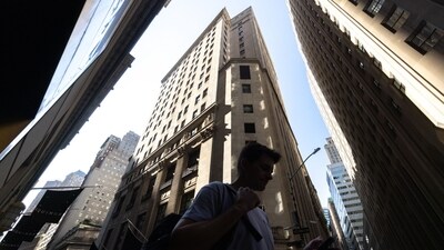 Pedestrians walk along Wall Street near the New York Stock Exchange (NYSE) in New York, US. (Bloomberg) Pedestrians walk along Wall Street near the New York Stock Exchange (NYSE) in New York, US. (Bloomberg)