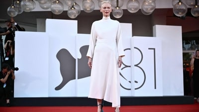 Actress Tilda graced the red carpet in a breathtaking white gown by Alaïa. The dress features a short neckline, full sleeves, and an asymmetrical hemline. Paired with bold red lips, she looked absolutely stunning. (Photo by Marco BERTORELLO / AFP)