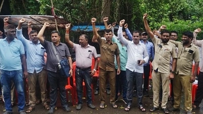 Thane, India - September 03, 2024: Maharashtra state road transport (MSRTC)employees have gone on strike demanding salary hike , Outside ST depot in Thane Khopat employees are seen protesting for salary hike ,in Thane,in Mumbai, India, on, Tuesday, September 03, 2024. ( Praful Gangurde /HT Photo ) Thane, India - September 03, 2024: Maharashtra state road transport (MSRTC)employees have gone on strike demanding salary hike , Outside ST depot in Thane Khopat employees are seen protesting for salary hike ,in Thane,in Mumbai, India, on, Tuesday, September 03, 2024. ( Praful Gangurde /HT Photo )