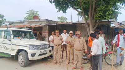 The police force deployed in villages (Shariq Rais Siddiqui/HT)