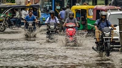Rain hampered commutes and public transit once again as Delhi witnessed flooded streets and waterlogging. (RAJ K RAJ /HT PHOTO)