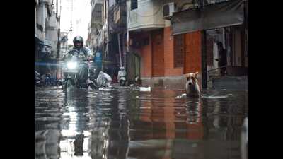 Waterlogging in Ghasyari Mandi locality of Lucknow on Wednesday (Mushtaq Ali/HT)