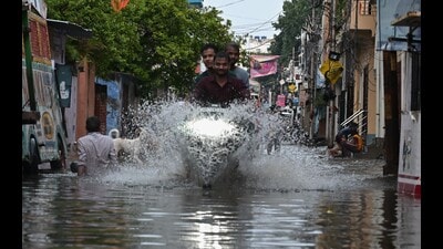 Waterlogging in Lucknow Udayganj after Wednesday’s downpour (Mushtaq Ali) Waterlogging in Lucknow Udayganj after Wednesday’s downpour (Mushtaq Ali)