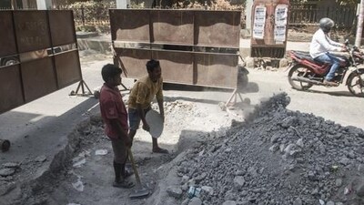 BMC departmental work on concrete Andheri Kurla Road near Chakala metro station. (Aalok Soni/HT Photo)
