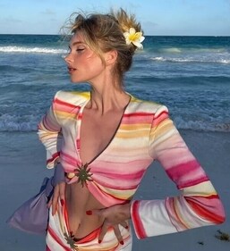 Swedish model Elsa Hosk wears a white flower claw clip with her co-ord set (Photo: Instagram) Swedish model Elsa Hosk wears a white flower claw clip with her co-ord set (Photo: Instagram)