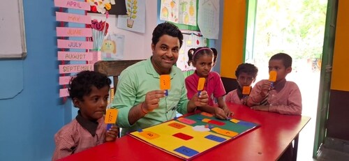 Ravi Kant Dwivedi with his students ( Ravi Kant Dwivedi) Ravi Kant Dwivedi with his students ( Ravi Kant Dwivedi)