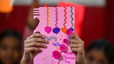 Teachers' Day celebrations at a government school in Noida Sector 12. School children seen bringing cards and gifts for teachers on Thursday, ( Photo by Sunil Ghosh / Hindustan Times) Teachers' Day celebrations at a government school in Noida Sector 12. School children seen bringing cards and gifts for teachers on Thursday, ( Photo by Sunil Ghosh / Hindustan Times)