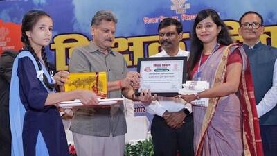 Bihar Education Minister Sunil Kumar honours teachers during Teachers' Day celebrations at S.K. Memorial hall in Patna, Bihar on Thursday.&nbsp; (Photo by Santosh Kumar/ Hindustan Times)