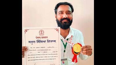 Arvinder Singh, a computer faculty member at Government Senior Secondary School, Sunet, Ludhiana, is the only one from the district to receive state award on the occasion of Teachers’ Day in Hoshiarpur on Thursday. (HT Photo) Arvinder Singh, a computer faculty member at Government Senior Secondary School, Sunet, Ludhiana, is the only one from the district to receive state award on the occasion of Teachers’ Day in Hoshiarpur on Thursday. (HT Photo)