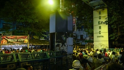 Security personnel stand on guard during the specially organized candlelight protest. A section of the hospital was vandalised during the first “Reclaim the night” march. (Hindustan Times) Security personnel stand on guard during the specially organized candlelight protest. A section of the hospital was vandalised during the first “Reclaim the night” march. (Hindustan Times)