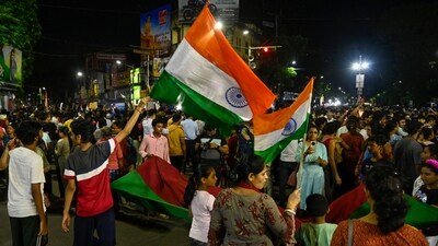 Citizens hold national flags and participate in a specially organized candlelight protest in Kolkata on Wednesday. (Hindustan Times) Citizens hold national flags and participate in a specially organized candlelight protest in Kolkata on Wednesday. (Hindustan Times)