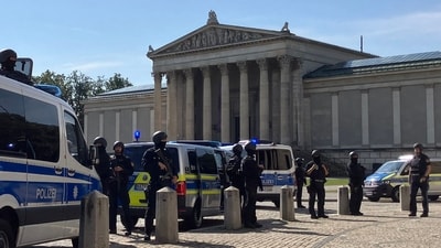 Police officers secure the area around the Koenigsplatz square after a shooting near the building of the Documentation Centre for the History of National Socialism (NS-Dokumentationszentrum) in Munich, southern Germany, on September 5, 2024. German police said they shot a suspect in central Munich on September 5, near the documentation centre on the Nazi era and the Israeli consulate, and advised people to stay clear of the area. (Photo by Pauline CURTET / AFP) (AFP) Police officers secure the area around the Koenigsplatz square after a shooting near the building of the Documentation Centre for the History of National Socialism (NS-Dokumentationszentrum) in Munich, southern Germany, on September 5, 2024. German police said they shot a suspect in central Munich on September 5, near the documentation centre on the Nazi era and the Israeli consulate, and advised people to stay clear of the area. (Photo by Pauline CURTET / AFP) (AFP)