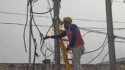 In one of the theft cases, electricity was being illegally supplied to 200 rooms and 20 shops through unauthorised connections in Suthyana in Greater Noida. (HT Photo) In one of the theft cases, electricity was being illegally supplied to 200 rooms and 20 shops through unauthorised connections in Suthyana in Greater Noida. (HT Photo)