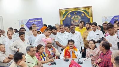 Keshavpuram wards committee chair meets representatives of citizens’ groups. (HT Photo) Keshavpuram wards committee chair meets representatives of citizens’ groups. (HT Photo)