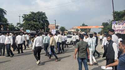 Lawyers protesting on Bareilly-Mathura road in Kasganj on Thursday. (HT) Lawyers protesting on Bareilly-Mathura road in Kasganj on Thursday. (HT)