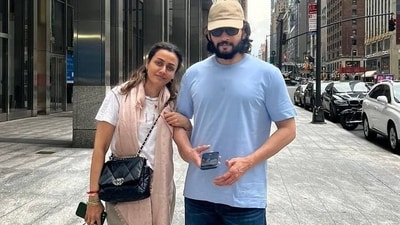 Namrata Shirodkar and Mahesh Babu all smiles as they pose for a picture. Namrata Shirodkar and Mahesh Babu all smiles as they pose for a picture.