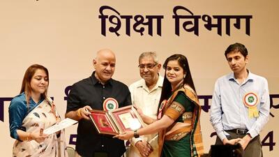 Manish Sisodia presents awards to best-performing teachers and principals. (Vipin Kumar/HT Photo) Manish Sisodia presents awards to best-performing teachers and principals. (Vipin Kumar/HT Photo)