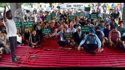 Members of PAUTA protesting outside vice-chancellor's office in Ludhiana on Thursday. (Manish/HT) Members of PAUTA protesting outside vice-chancellor's office in Ludhiana on Thursday. (Manish/HT)